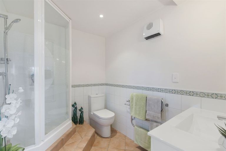 Photo of property in 2/40 Carlisle Road, Browns Bay, Auckland, 0630