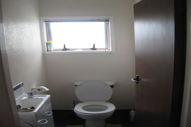 Photo of property in 41 Colchester Crescent, Newlands, Wellington, 6037