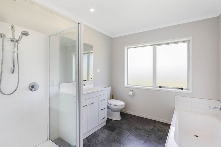 Photo of property in 4 Cory Jane Grove, Riverstone Terraces, Upper Hutt, 5018