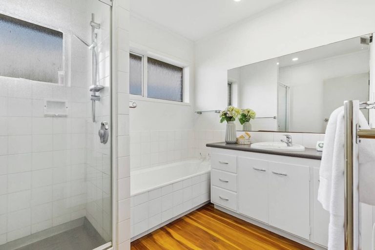 Photo of property in 18 Leewood Place, Pakuranga Heights, Auckland, 2010