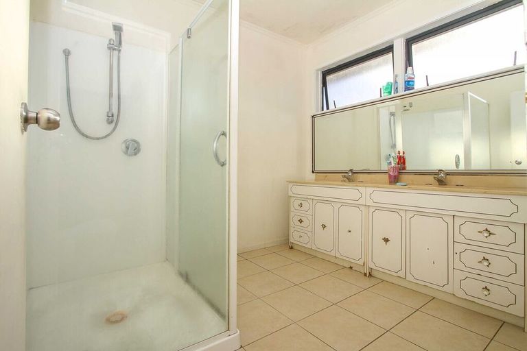 Photo of property in 16 Blue Way, Glendene, Auckland, 0602