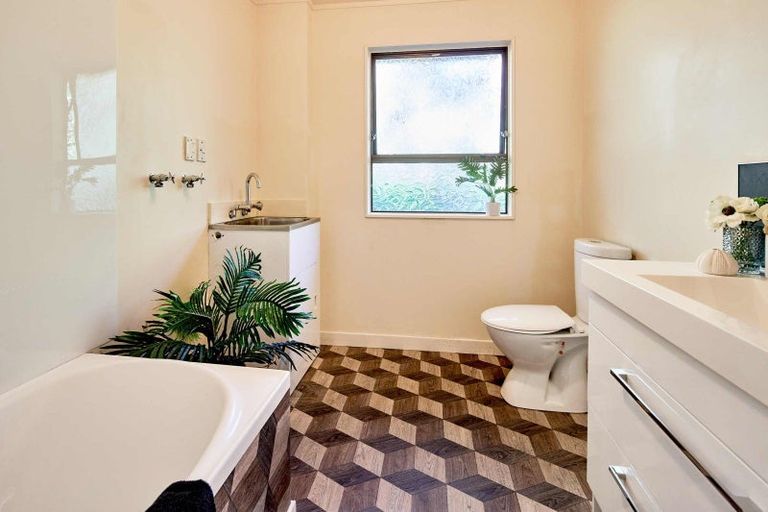 Photo of property in 72b Newlands Road, Newlands, Wellington, 6037