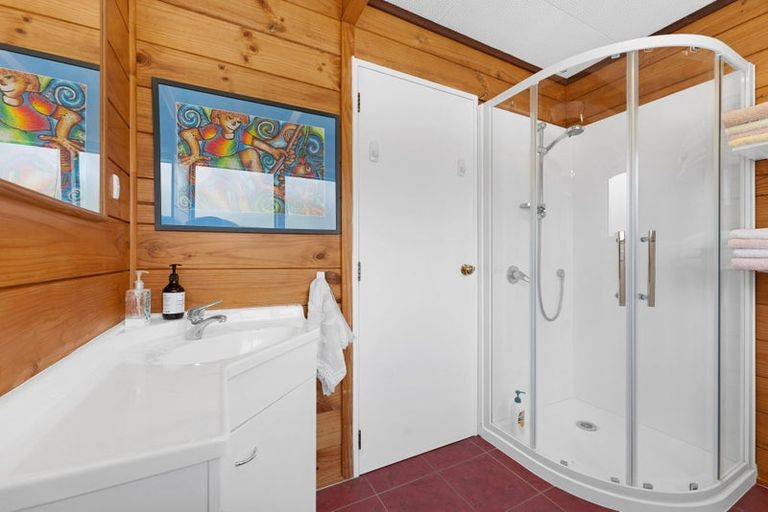 Photo of property in 69 Spence Road, Henderson, Auckland, 0612