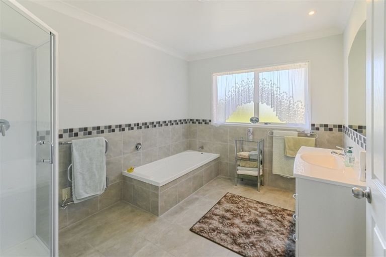 Photo of property in 22 Glencairn Place, Buckland, Pukekohe, 2677