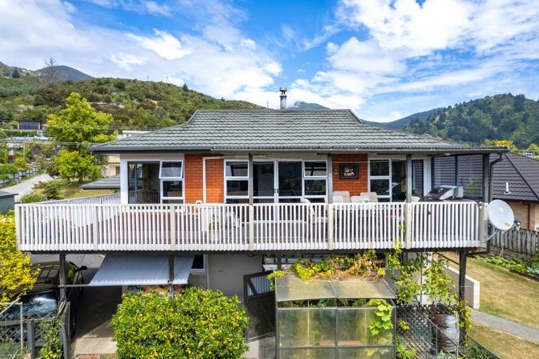 Photo of property in 5 Moana View Road, Waikawa, Picton, 7220