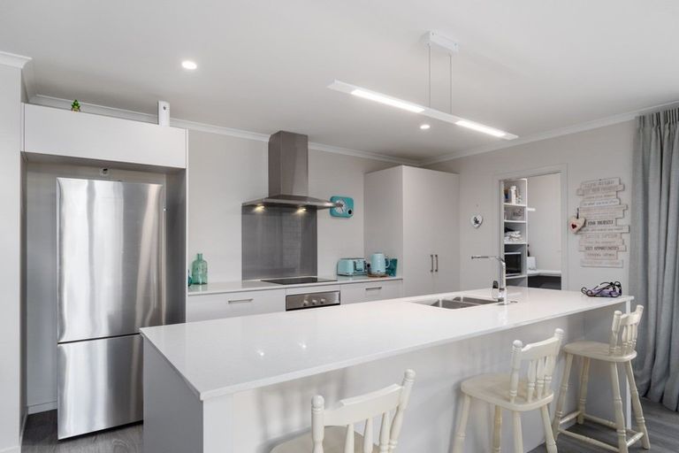 Photo of property in 124 Puhirake Crescent, Pyes Pa, Tauranga, 3112