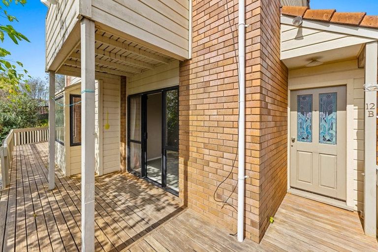 Photo of property in 2/12 Helicon Place, Totara Vale, Auckland, 0629