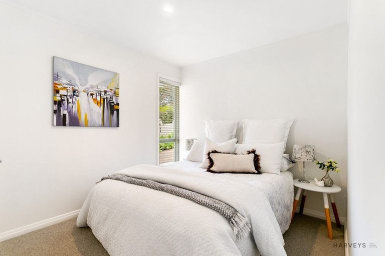 Photo of property in 16 Harrybrook Road, Green Bay, Auckland, 0604