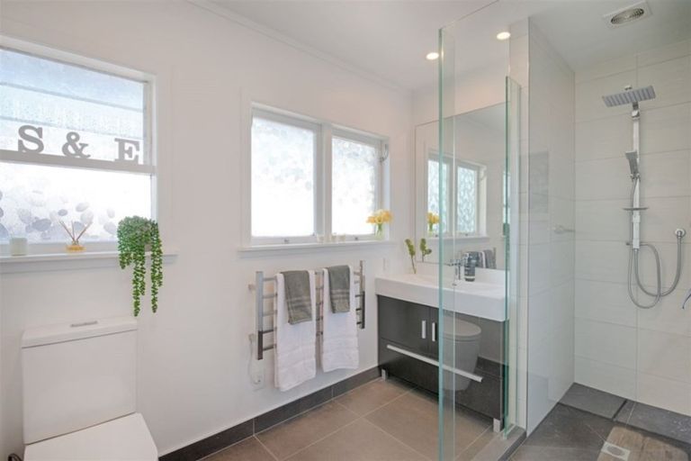 Photo of property in 2/526 Beach Road, Murrays Bay, Auckland, 0630