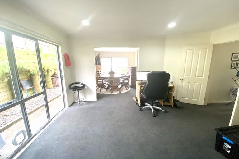 Photo of property in 1 Thomas Hamer Place, Greenhithe, Auckland, 0632