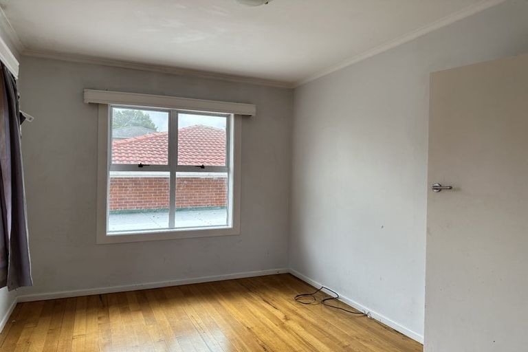 Photo of property in 16 Buscomb Avenue, Henderson, Auckland, 0610