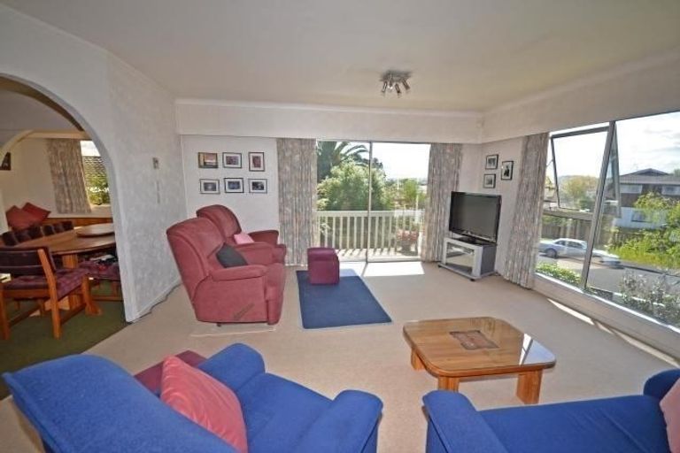 Photo of property in 18 Rosewarne Crescent, Glendene, Auckland, 0602