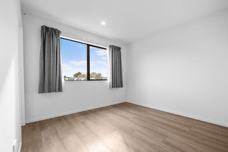 Photo of property in 16 Gossamer Drive, Pakuranga Heights, Auckland, 2010