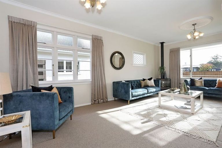 Photo of property in 12 Winston Avenue, Hokowhitu, Palmerston North, 4410