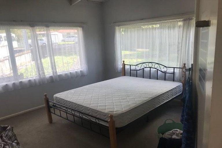 Photo of property in 10 Kaponga Crescent, New Lynn, Auckland, 0600