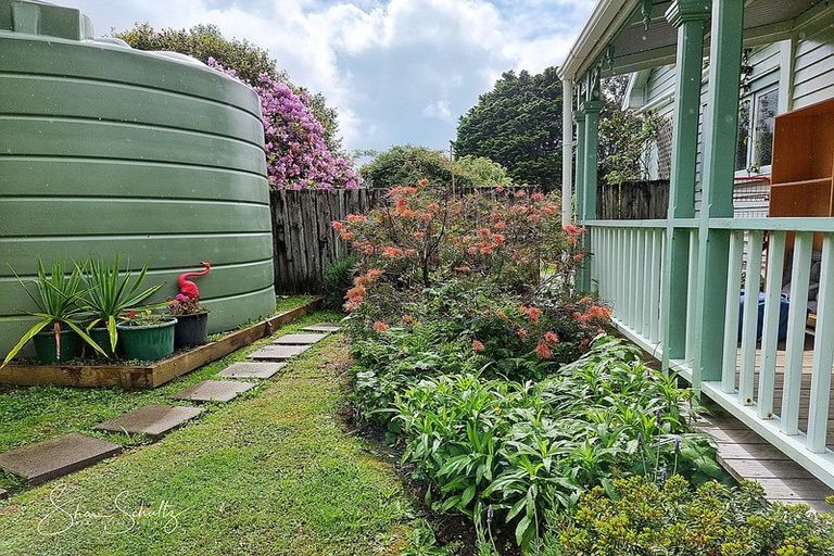 Photo of property in 10 Franklin Road, Paparoa, 0571