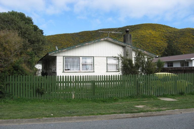 Photo of property in 4 Aporoa Grove, Wainuiomata, Lower Hutt, 5014