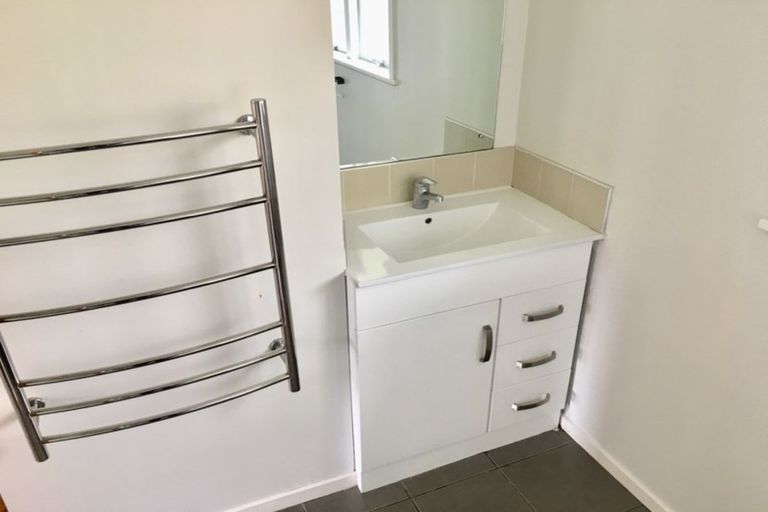 Photo of property in 2/7 Luplau Crescent, Cockle Bay, Auckland, 2014