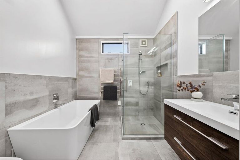 Photo of property in 2/10 Sylvan Park Avenue, Milford, Auckland, 0620