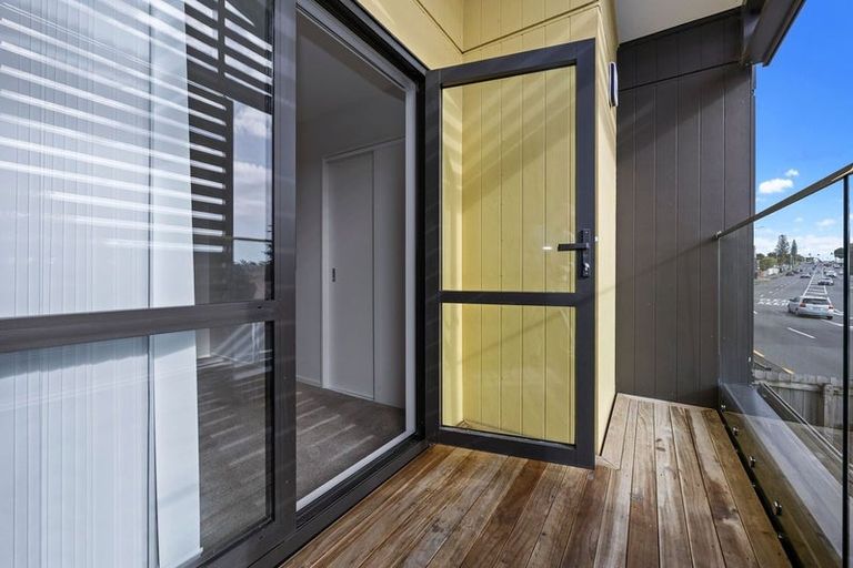 Photo of property in 2/3226 Great North Road, New Lynn, Auckland, 0600