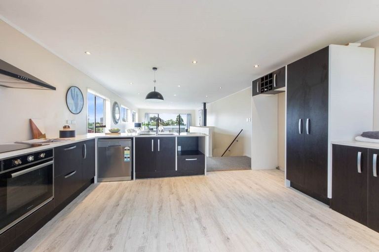 Photo of property in 10 Halcombe Place, Green Bay, Auckland, 0604