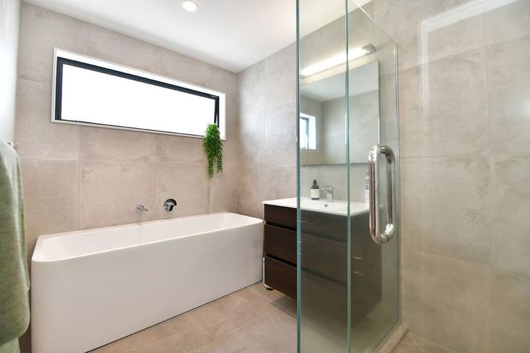 Photo of property in 52 Walton Street, Red Beach, 0932