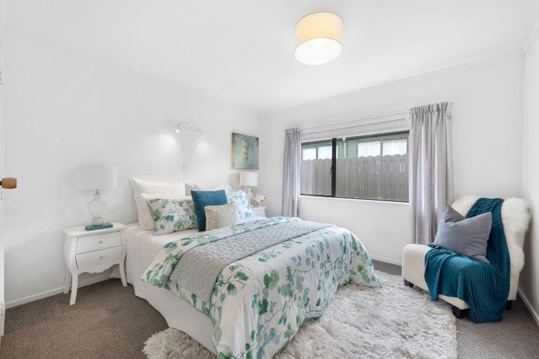 Photo of property in 2/98 Mirrabooka Avenue, Botany Downs, Auckland, 2010