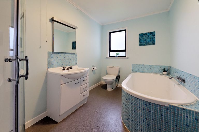 Photo of property in 55 La Rosa Street, Green Bay, Auckland, 0604