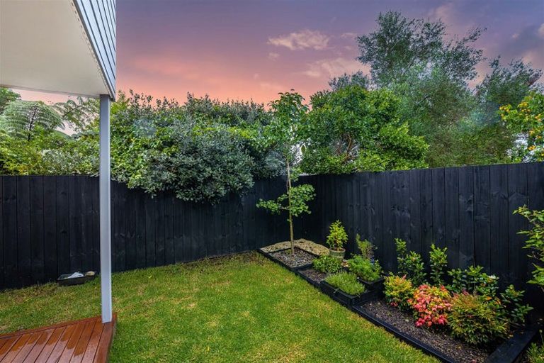 Photo of property in 4f Pinedale Place, Henderson, Auckland, 0610