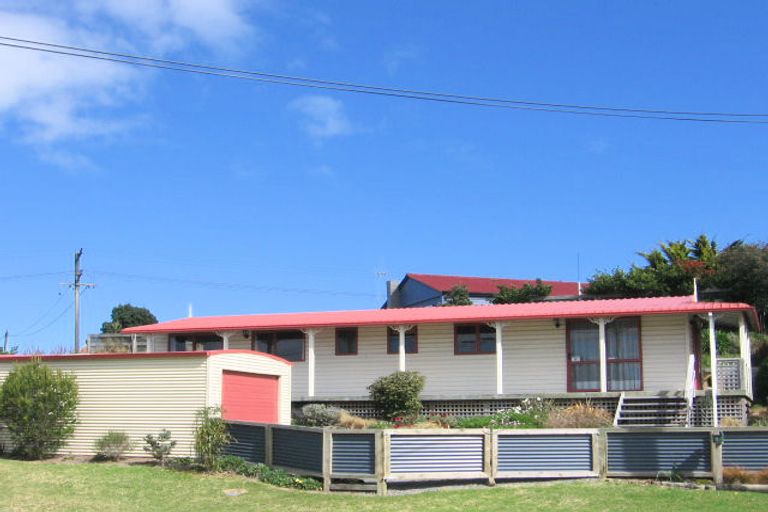Photo of property in 1 Carthew Terrace, Foxton Beach, Foxton, 4815