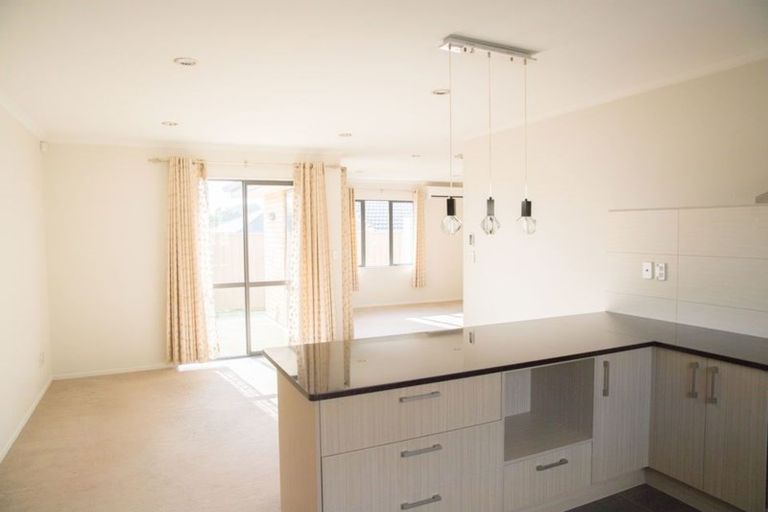 Photo of property in 12 Erceg Way, Rosehill, Papakura, 2113