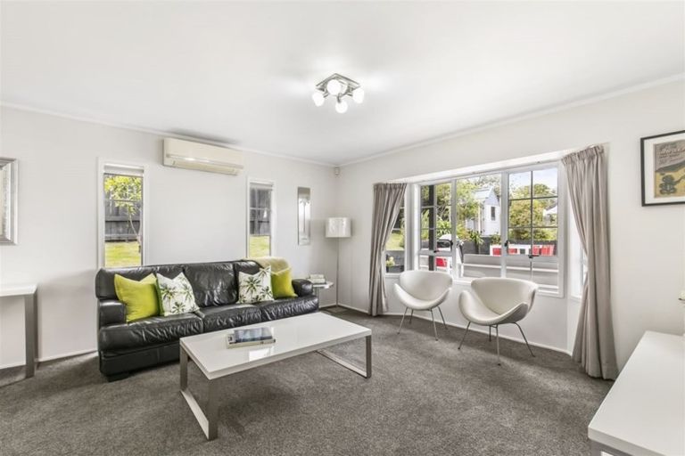 Photo of property in 2/6 Strabo Place, Windsor Park, Auckland, 0632