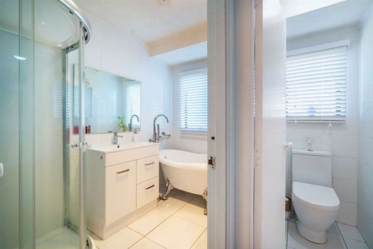 Photo of property in 1/10 Remus Place, Totara Vale, Auckland, 0629