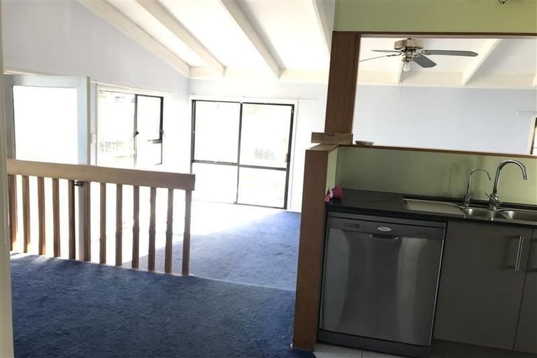 Photo of property in 8 Fitzherbert Avenue, West Harbour, Auckland, 0618