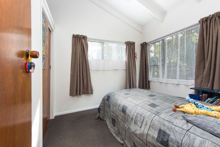 Photo of property in 14 Woodhouse Place, West Harbour, Auckland, 0618