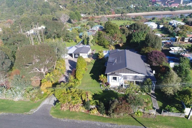 Photo of property in 20 Greenfield Street, Hector, 7822