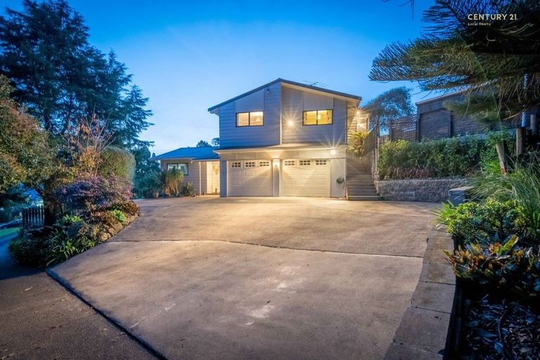 Photo of property in 5 Palmetto Place, Goodwood Heights, Auckland, 2105