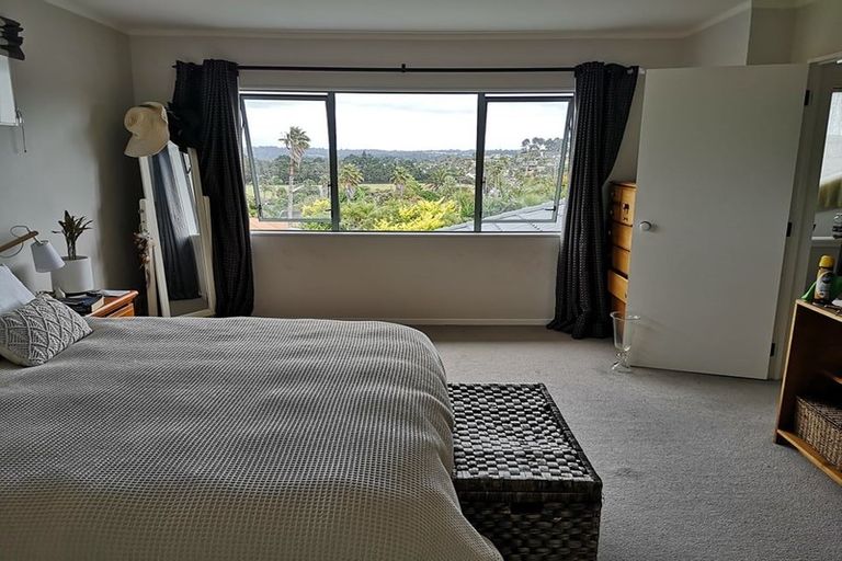 Photo of property in 24 Goldfinch Rise, Unsworth Heights, Auckland, 0632