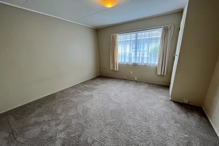 Photo of property in 2/34 Sandgate Avenue, Botany Downs, Auckland, 2010