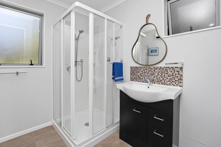 Photo of property in 15 Napier Grove, Waikanae Beach, Waikanae, 5036