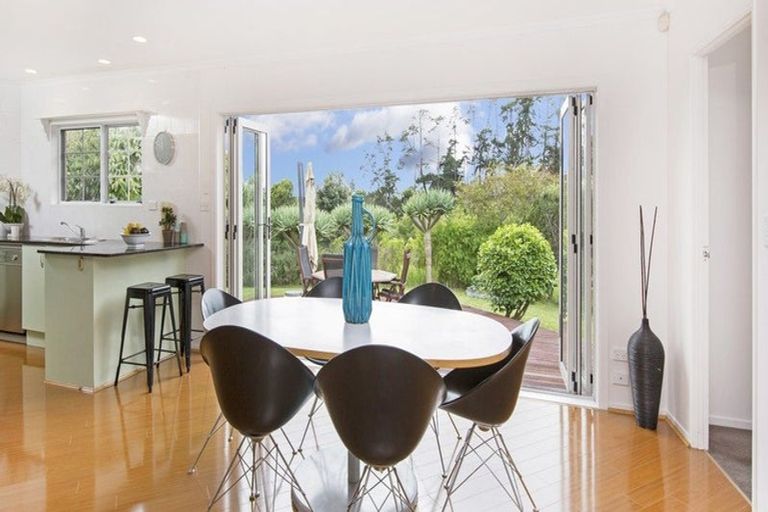 Photo of property in 22 Lochend Place, Highland Park, Auckland, 2010