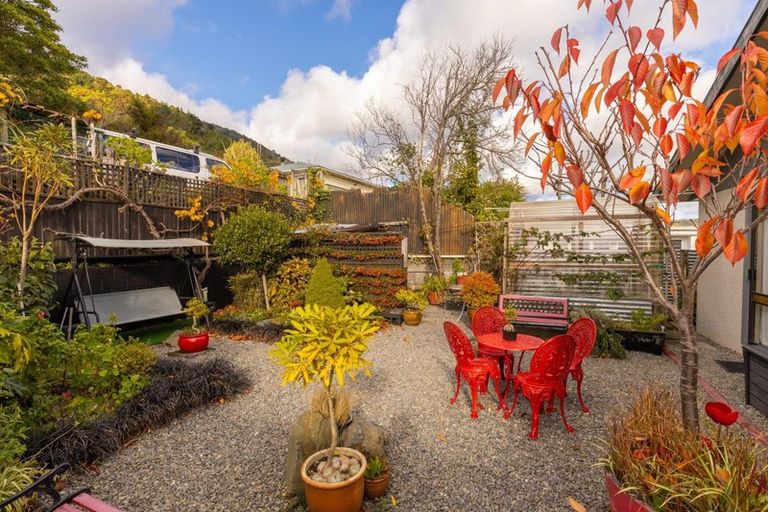 Photo of property in 102 Waikawa Road, Picton, 7220