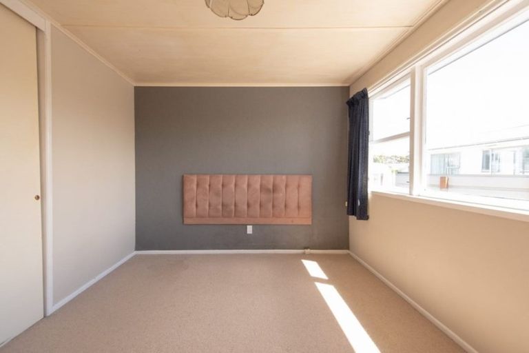 Photo of property in 28 Raglan Avenue, Cloverlea, Palmerston North, 4412
