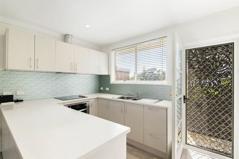 Photo of property in 1/9 John Court Street, Birkenhead, Auckland, 0626