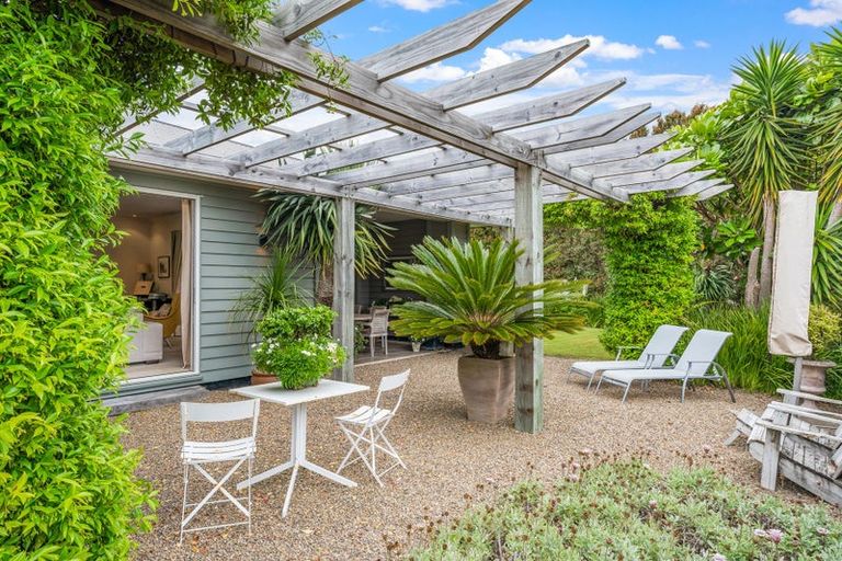 Photo of property in 35 Hobbs Road, Matakatia, Whangaparaoa, 0930