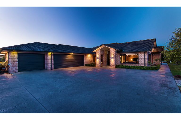 Photo of property in 4 Calderwood Close, Waiuku, 2123