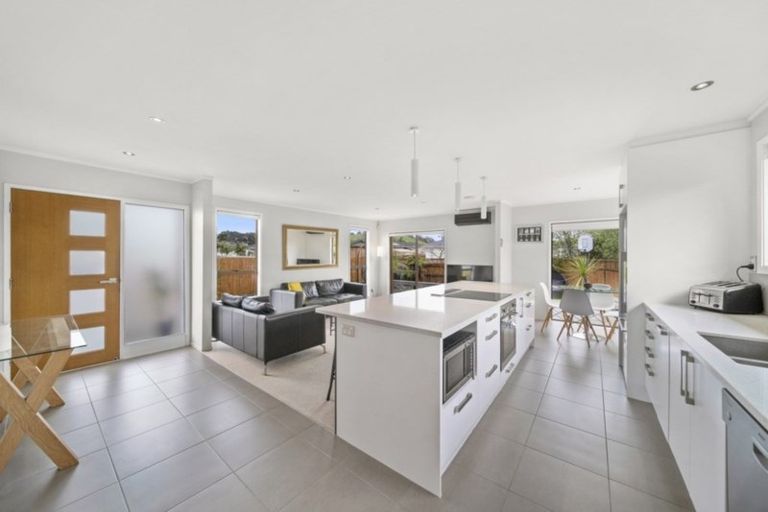 Photo of property in 5 Darren Crescent, Half Moon Bay, Auckland, 2012