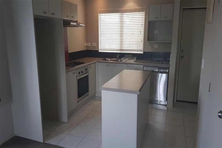 Photo of property in 37 Spalding Rise, Golflands, Auckland, 2013