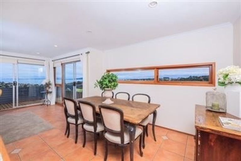 Photo of property in 6 Shearwater Rise, Rothesay Bay, Auckland, 0630