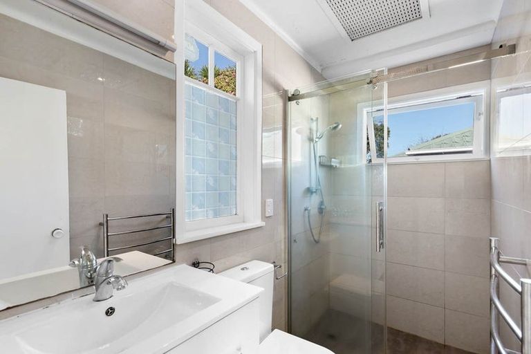 Photo of property in 11 Craigbank Avenue, New Lynn, Auckland, 0600
